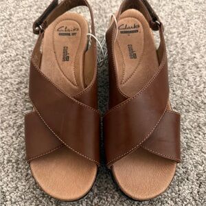 Clarks Women's Tan/ brown Sandals. Size 8M. New but have some peeling.